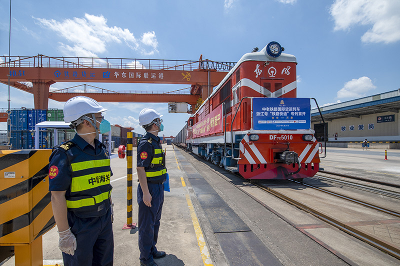 2022年6月29日，浙江金華，中老鐵路國際貨運列車浙江號“鐵路快通”首趟專列經(jīng)海關(guān)監(jiān)管后，從浙江省鐵路金華南站鳴笛啟程，經(jīng)磨憨口岸駛向老撾萬象。