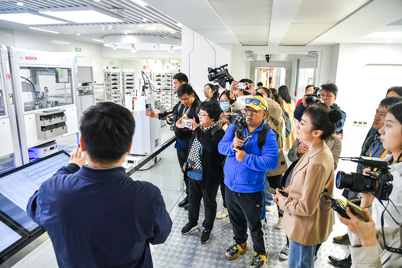 2023年10月16日，第三屆“一帶一路”國際合作高峰論壇新聞中心組織中外記者采訪。記者在中德大廈內的博世未來工廠展區(qū)參觀，了解其高質量創(chuàng)新發(fā)展成果。