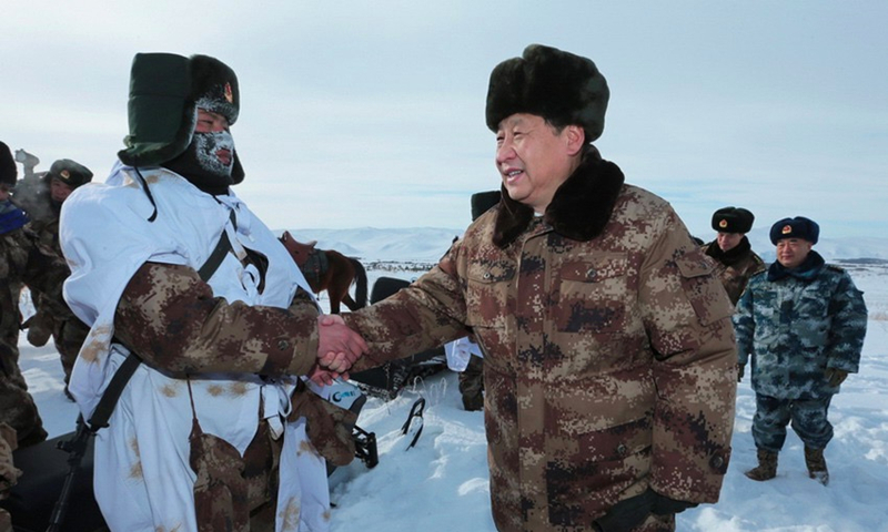 2014年1月26日，習(xí)近平總書記春節(jié)前夕冒嚴(yán)寒踏冰雪慰問邊防官兵。