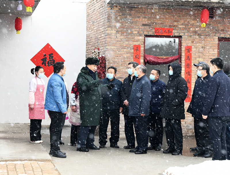 2022年1月26日，習(xí)近平總書記在山西霍州馮南垣村受災(zāi)村民師紅兵家看望。