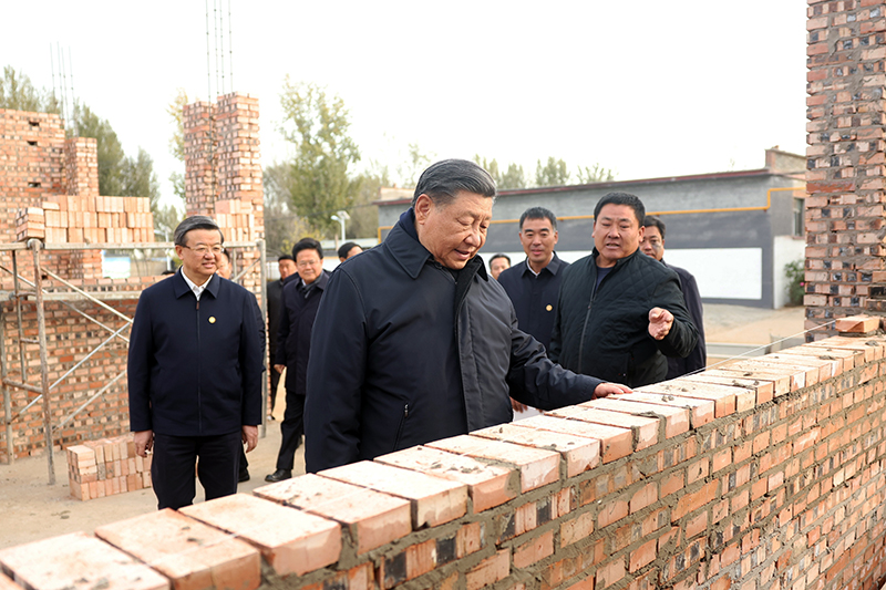 2023年11月10日，習(xí)近平總書記在河北保定涿州市刁窩鎮(zhèn)萬全莊村房屋重建施工現(xiàn)場(chǎng)考察。