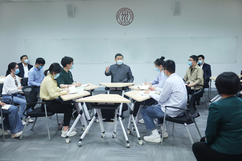 2022年4月25日，習(xí)近平總書記來到中國人民大學(xué)考察調(diào)研。這是總書記在立德樓觀摩思政課智慧教室現(xiàn)場教學(xué)并參與討論。