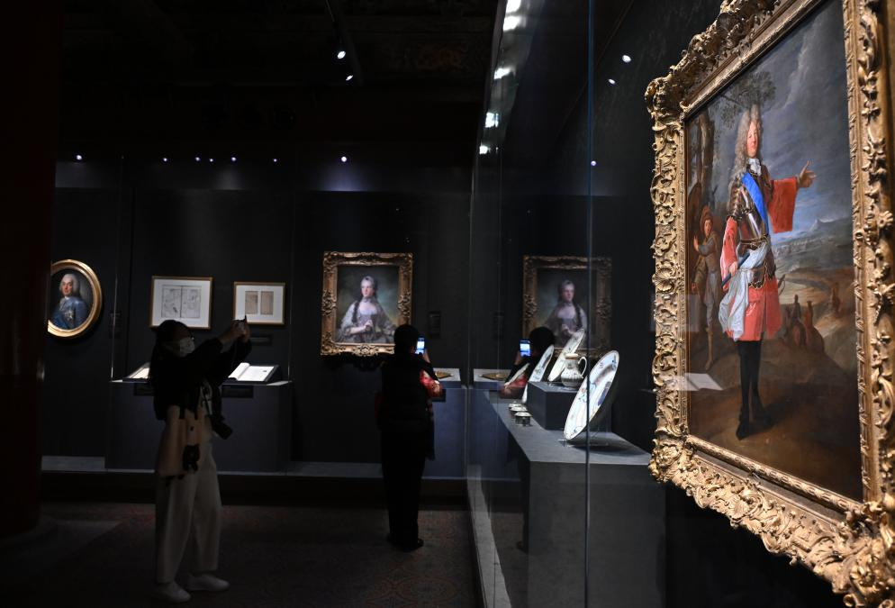 4月1日，作為中法文化旅游年的重要項目，“紫禁城與凡爾賽宮——17、18世紀(jì)的中法交往”展覽在故宮文華殿開幕。圖為觀眾當(dāng)天參觀展覽。新華社記者 金良快 攝