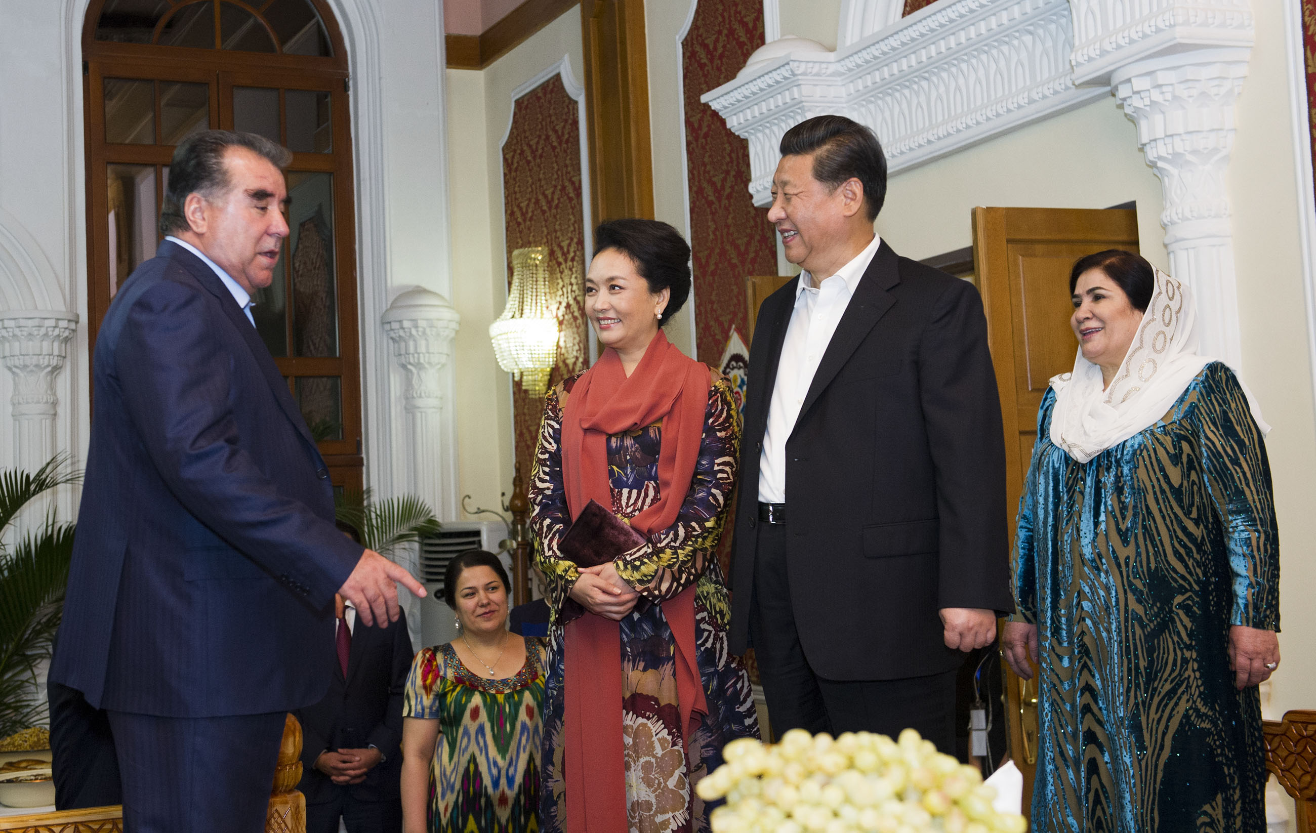 2014年9月12日，習(xí)近平主席在杜尚別出席塔吉克斯坦總統(tǒng)拉赫蒙舉行的家宴。這是習(xí)近平主席和夫人彭麗媛在拉赫蒙夫婦陪同下參觀總統(tǒng)官邸。