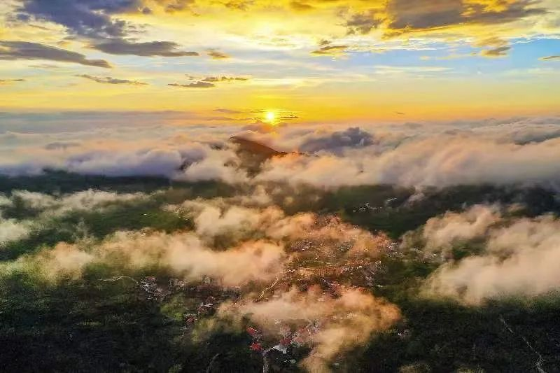 圖為云霧繚繞的軍營(yíng)村，群山盡翠，紅瓦掩映。廈門(mén)市委宣傳部供圖