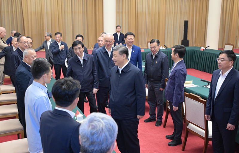 2024年5月23日，習(xí)近平總書記在山東省濟(jì)南市主持召開企業(yè)和專家座談會并發(fā)表重要講話。這是總書記同參會的企業(yè)和專家代表親切交流。