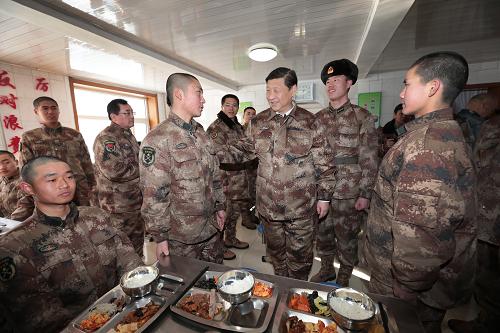 2014年1月26日中午，習(xí)近平來到連隊(duì)食堂，同戰(zhàn)士們一起用餐。新華社記者 李剛 攝